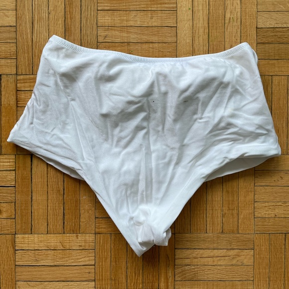 pearl white with bow tie ..unknown brand got from the internet worn once - Picture 2 of 2